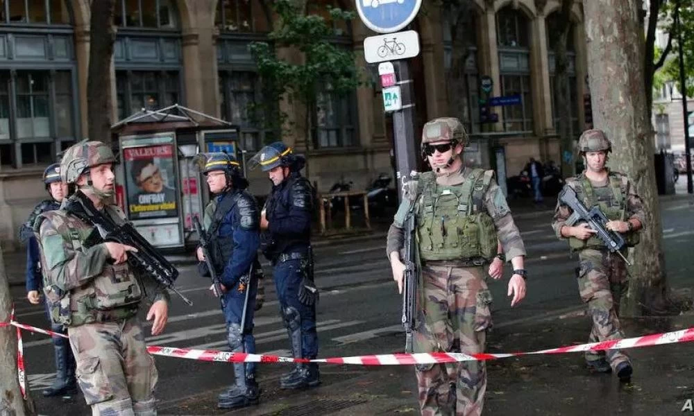 Παρίσι: Ένοπλος αποκεφάλισε άνδρα κοντά σε σχολείο - Φώναζε «Αλλάχου Ακμπάρ»